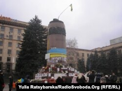 Дніпро, постамент вже без пам’ятника Леніну, весна 2014 року