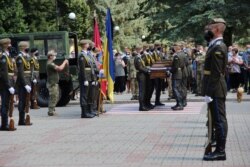 Прощались, згідно з новим військовим ритуалом