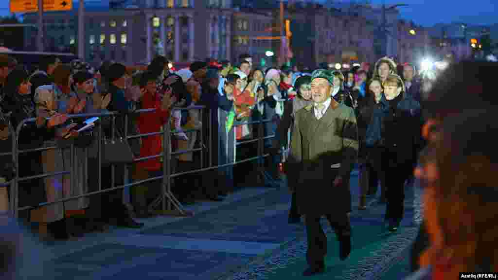 Камал театры каршында яңа сезон ачу тантанасы. Дирижер, музыкант, Фуат Әбүбәкеров һәм аның төркеме.