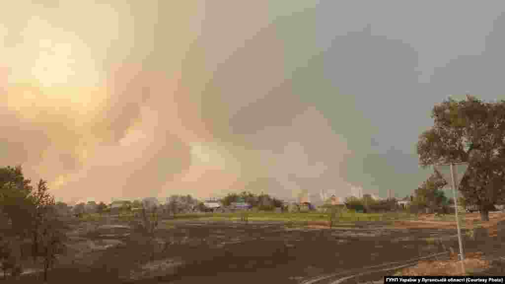 Село Смолянинове у диму, 7 липня. За кілька годин вогонь зачепить найближчу до лісу вулицю, де згорить 24 будинки. Новоайдарське лісове господарство у цей час повідомило, що загоряння виникло у 5-ти різних точках лісу впродовж дуже короткого проміжку часу – з 11:25 до 12:05. Версію про підпал слідство також розглядає серед інших