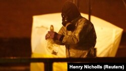 Слідчі у захисному одязі в Солсбері біля місця, де знайшли непритомними Сергія Скрипаля і його дочку Юлію, 13 березня 2018 року