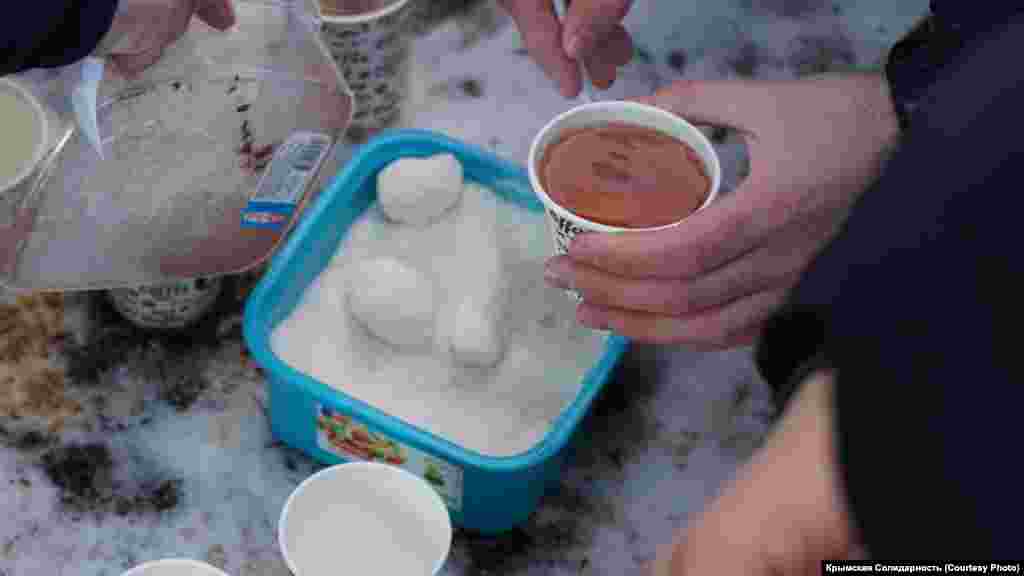 Активисты угощают всех горячим кофе и чаем 