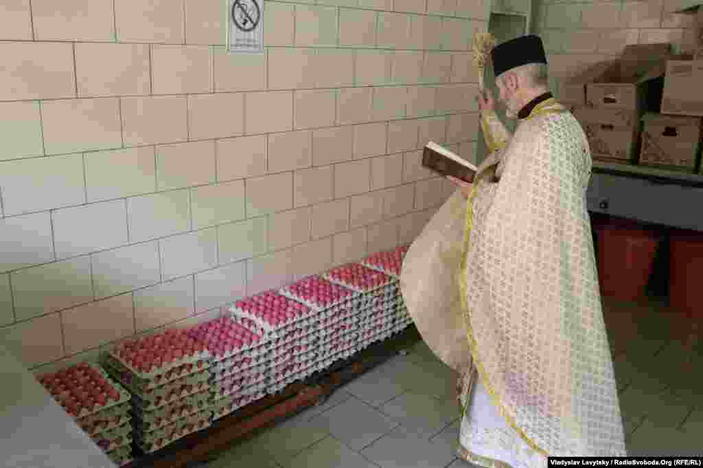 У приміщенні харчового блоку були освячені крашанки та паски