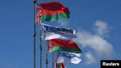 Прапори Білорусі та ОБСЄ в Мінську напередодні початку сесії Парламентської асамблеї ОБСЄ, 4 липня 2017 року