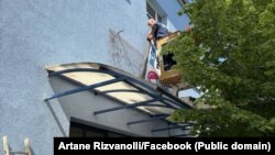 Heqja e tabelës së ujësjellësit në Mitrovicën e Veriut.