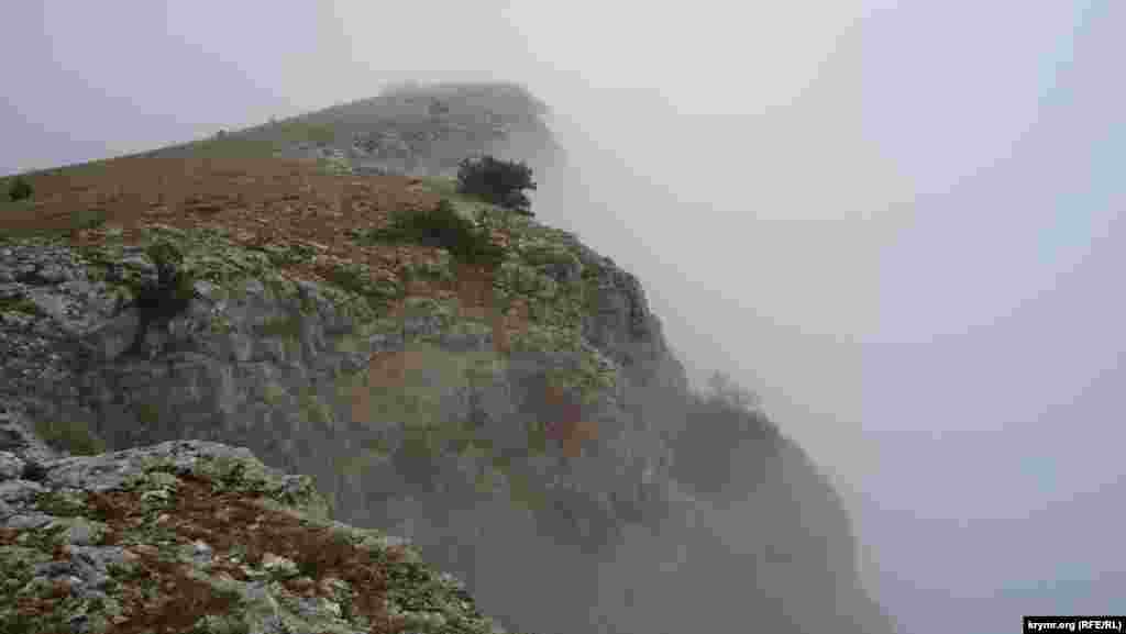 Форосский Кант – гора, где традиционно тренируются скалолазы, – окутана пеленой дождя