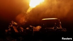 Военнослужащий 115-й отдельной механизированной бригады Вооруженных сил Украины стреляет из зенитного пулемета, 17 июля 2025 года.