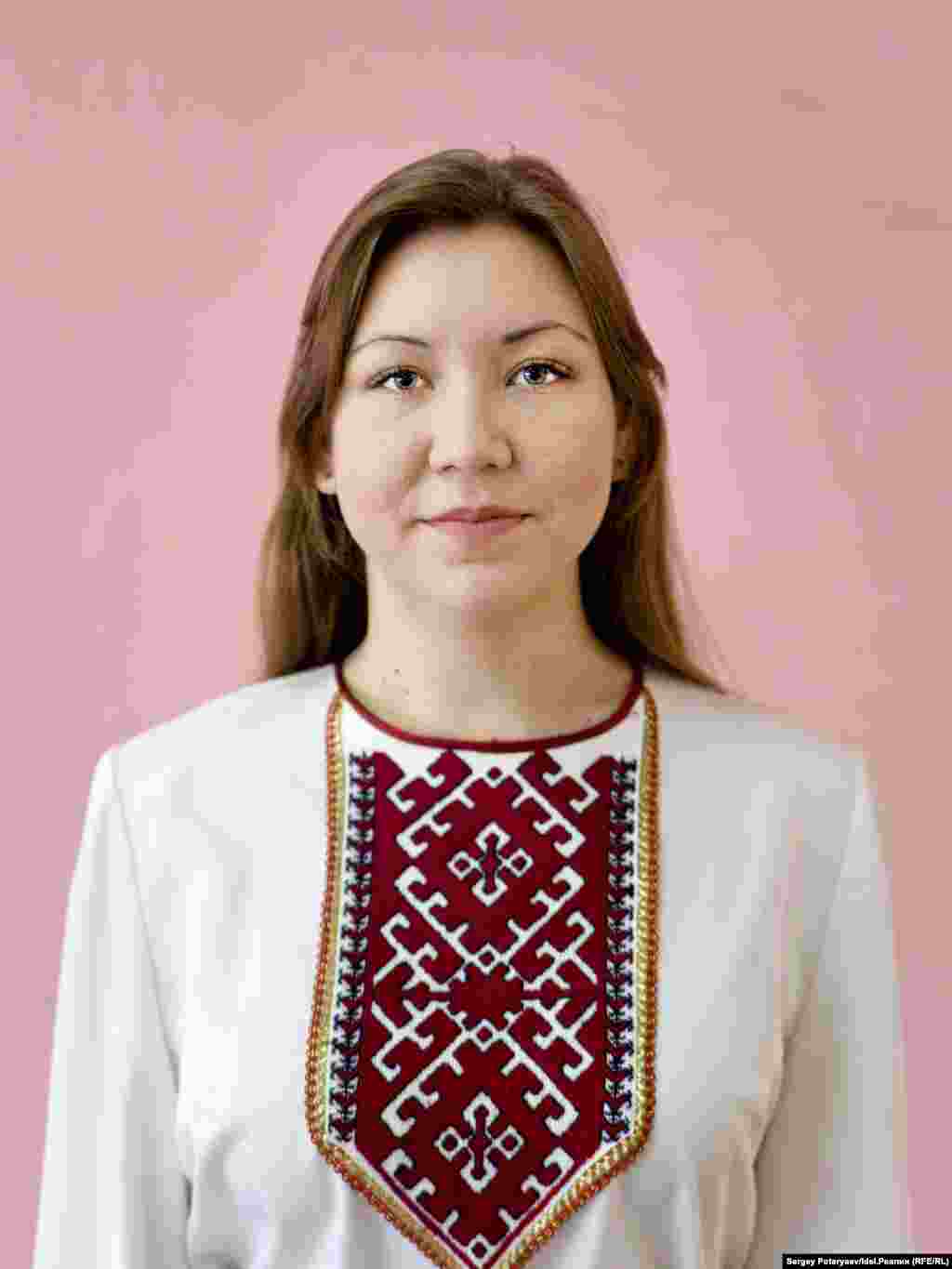 Галиева Настя, 19 лет, студентка II курса. "Свободно говорю на марийском, с мамой-преподавателем марийского по другому никак. Мы жили в Татарстане, но около марийской деревни, поэтому в школе и преподают этот язык. Ни разу не была на молении и вообще когда живешь вне марийской культуры, начинаешь забывать обряды. Раньше, в детстве, было стыдно даже разговаривать на марийском. Сейчас совсем по-другому. Язык полностью вошел в обиход. Не особо задумывалась над своей связью с природой, но точно чувствую себя там более спокойно, чем в городе".