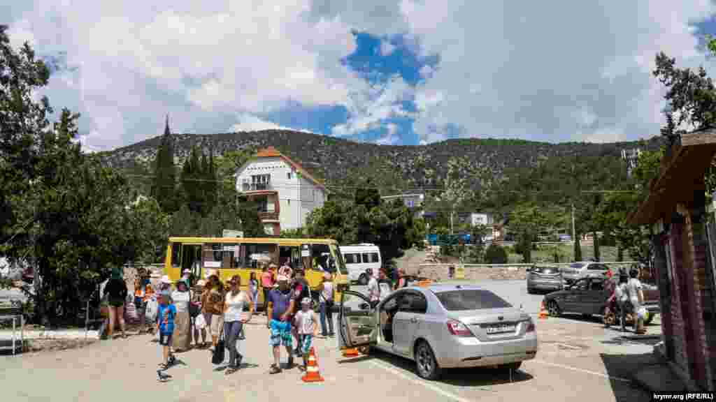 Прибыла маршрутка из соседнего Судака. Большинство пассажиров, в том числе отдыхающих из российских регионов, находились в салоне без масок. «Мне ковид не страшен – я перед Крымом привился», – пояснил один из курортников