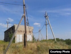 Фото автора: нові бетонні опори і старі дерев’яні біля підстанції
