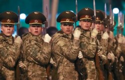 Військовослужбовці почесної варти під час репетиціЇ параду до Дня перемоги, Мінськ, 23 квітня 2020 року