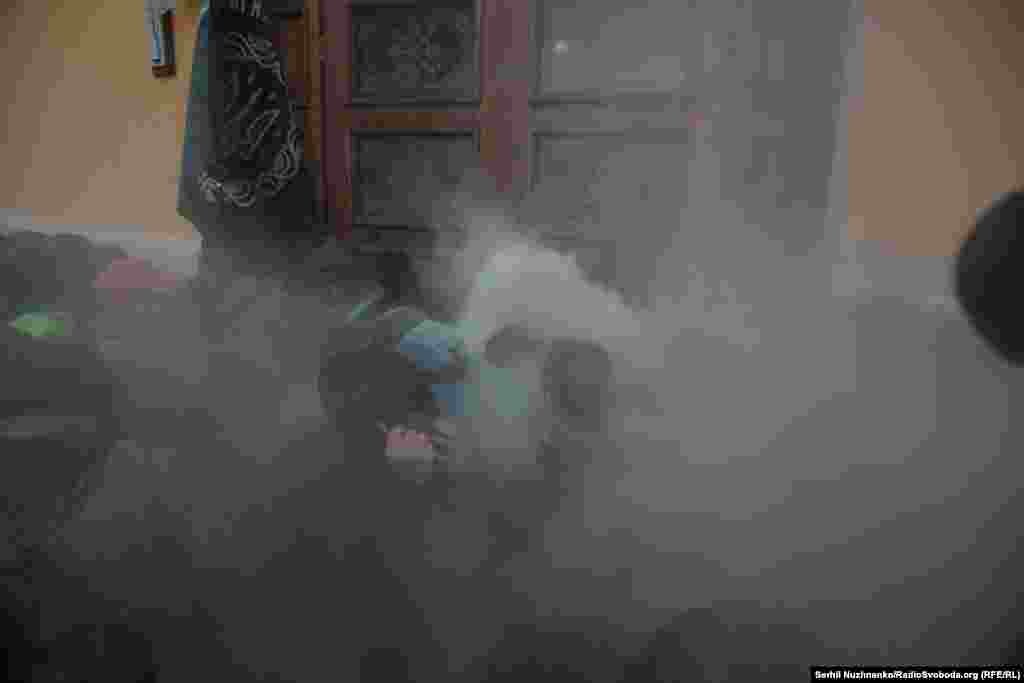 «Біля Жовтневого палацу учасники акції кидали петарди, застосували піротехніку, намагаючись прорватися всередину палацу, вчинили штовханину з правоохоронцями, пошкодили двері будівлі. На той момент у будівлі перебувало близько 800 глядачів, зокрема і діти», – інформує сайт МВС