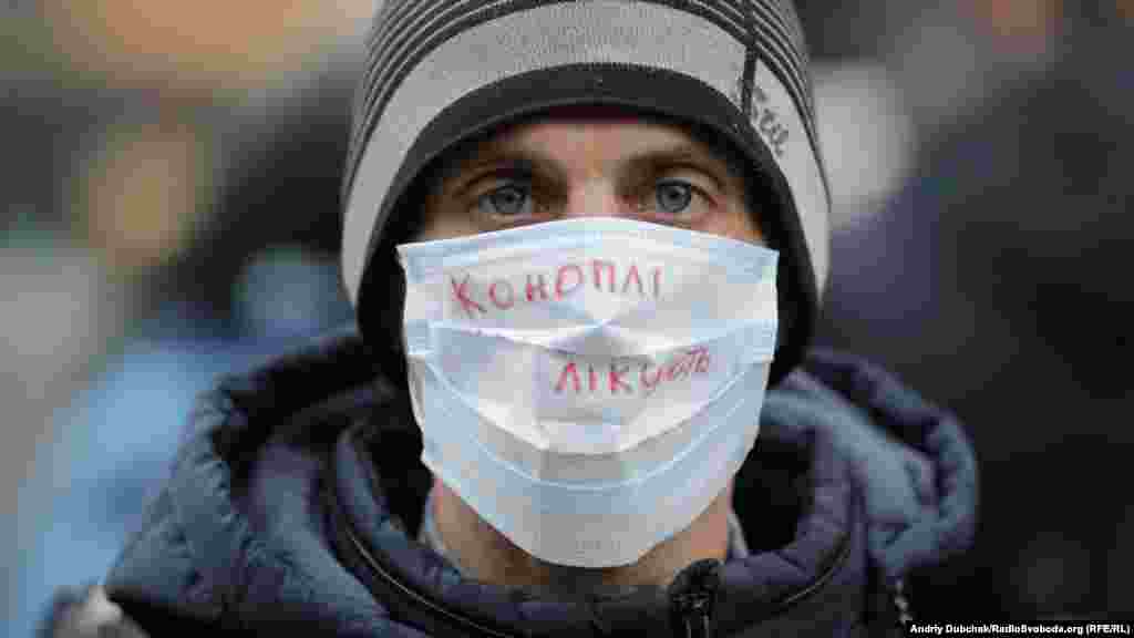 Ігор, 37 років. Переніс операцію на спині, каже, що зараз страждає від болю і ходить з паличкою. Вимагає декриміналізації медичного вживання канабісу