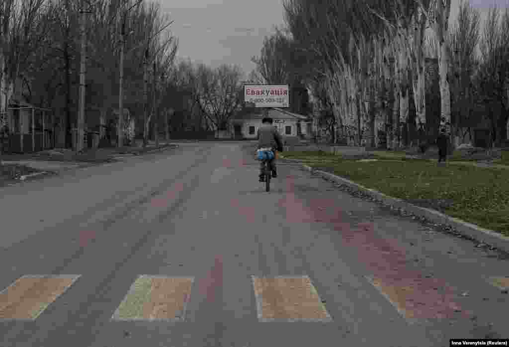 Чоловік їде на велосипеді вздовж однієї з вулиць Покровська. Перед ним білборд з написом «Евакуація» та контактний номер телефону. Зараз у місті залишається близько 7000 тисяч жителів. Евакуація цивільних жителів з Покровська триває