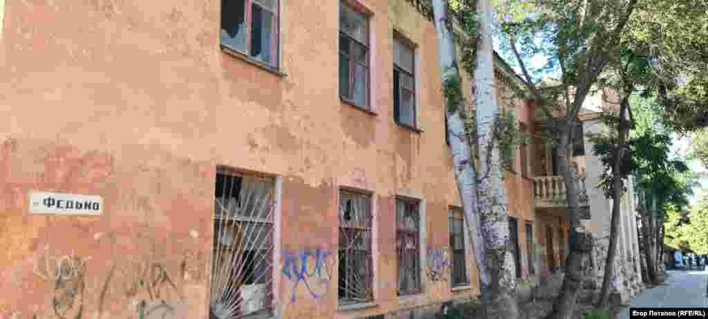 Туристы удивляются обилию полузаброшенных зданий в Феодосии