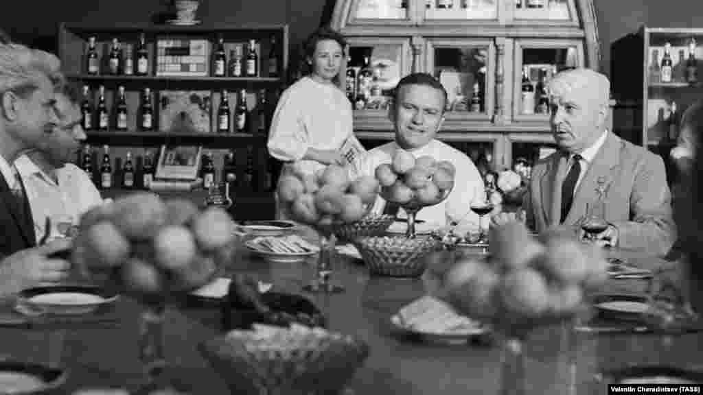 Весь подземный комплекс построили стараниями Голицына. На то время он являл собой одно из лучших погребных хозяйств в мире. Тоннели были предназначены для созревания и выдержки вин в дубовых бочках. На фото: американский астронавт Фрэнк Борман (в центре) дегустирует крымское вино, 1969 год 