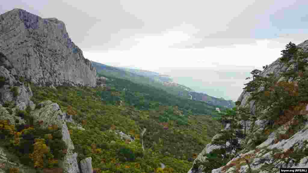 Внизу – Черное море и поселок Олива, слева – гора Мердвен-Каясы