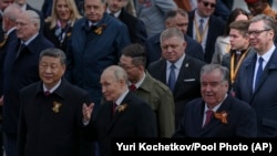 Predsednik Srbije Aleksandar Vučić (desno) na vojnoj paradi u Moskvi, 9. maja 2025.