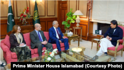 وزیر اعظم عمران خان له زلمي خلیلزاد سره د ملاقات پر مهال.