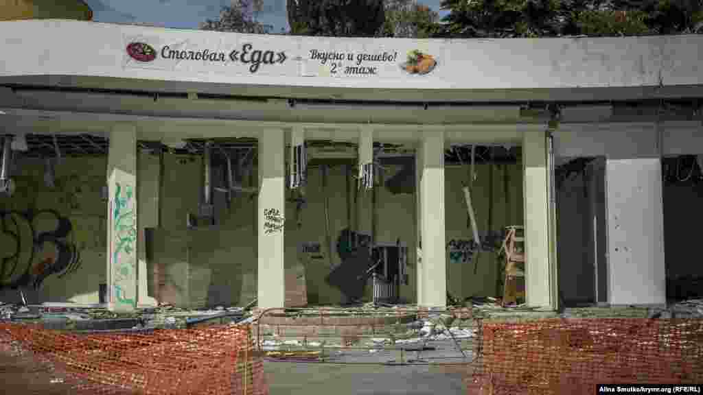 В день сноса Ростенко рассказывал местной прессе, что в демонтаже  участвуют буквально все – «начиная от городских служб, заканчивая волонтерами и молодежью»