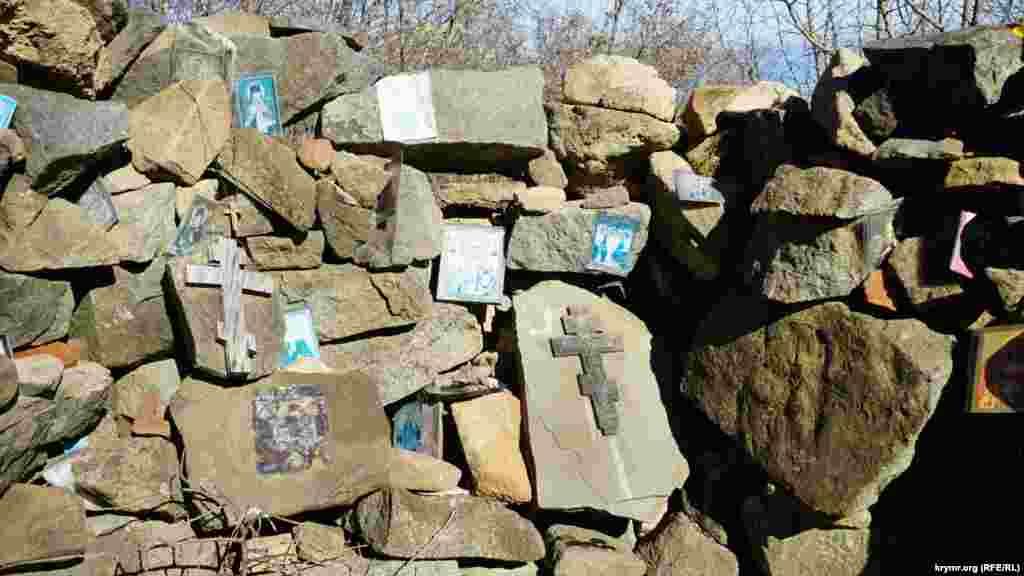 Паломники лишають серед каміння хрести та ікони 