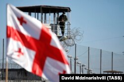 Прапор Грузії під час мітингу представників опозиційної партії «Єдиний національний рух» біля в'язниці в місті Руставі, куди після затримання був доправлений Міхеїл Саакашвілі. 4 жовтня 2021 року