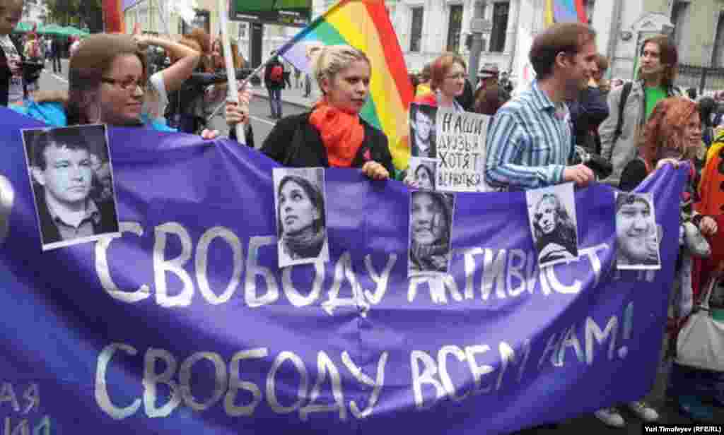 Колонна "Радужной ассоциации" слева за десантурой и Левым фронтом