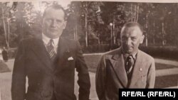 Александр Алехин (высокий) и Владимир Петров на турнире в Кемери