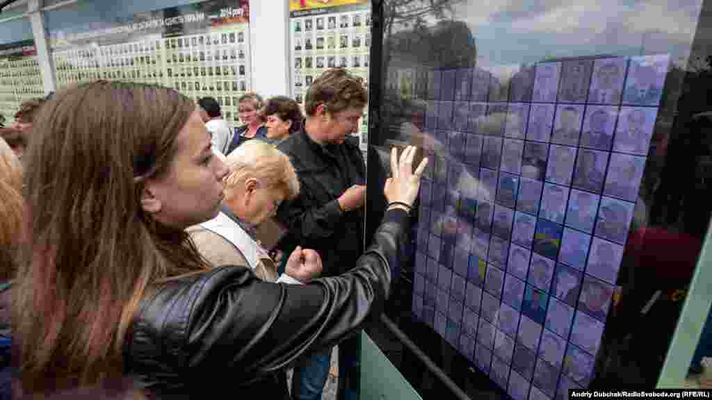 У Стены памяти Михайловского собора открыли интерактивную электронную доску, на которой можно прочитать о погибших воинах