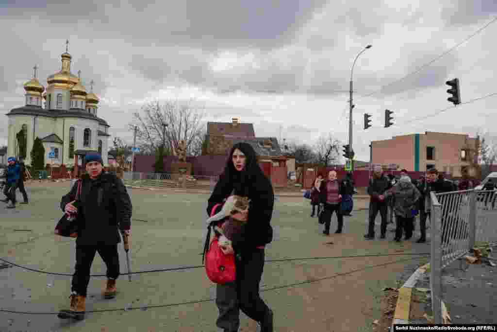 Романівка, передмістя Ірпеня, на першому фото люди під час евакуації з охопленого війною міста.Ліворуч фото від 7 березня 2022, праворуч – березень 2025 року