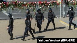 У Мінську й інших містах Білорусі другий день тривають протести. Силовики жорстоко придушують акції і затримують демонстрантів