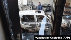 Мешканець села Булар-Батир поруч зі спаленими автами в його дворі, 8 лютого 2020 року