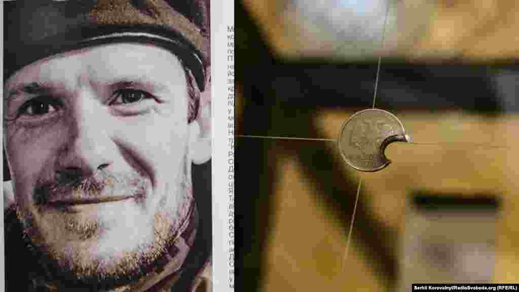 «Сєпар». Унікальна історія фізика та еколога Миколи Вороніна, що розчарувався у київській владі після Помаранчевого Майдану, довгий час підтримував дії Путіна, але потім все ж таки зробив свій вибір, виїхав в Україну з рідної Горлівки (зараз окупована «ДНР»). Вступив до батальйону «Донбас», пізніше потрапив у добровольчу роту 79-ї окремої аеромобільної бригади. Одного разу, під час тренувань, Микола влучив зі 100 метрів у монету у 5 російських рублів. Ця монета й представлена на експозиції