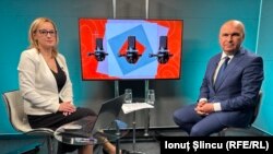 Тимчасовий президент Румунії Іліє Боложан (праворуч) у бухарестському офісі Радіо Свобода 12 травня