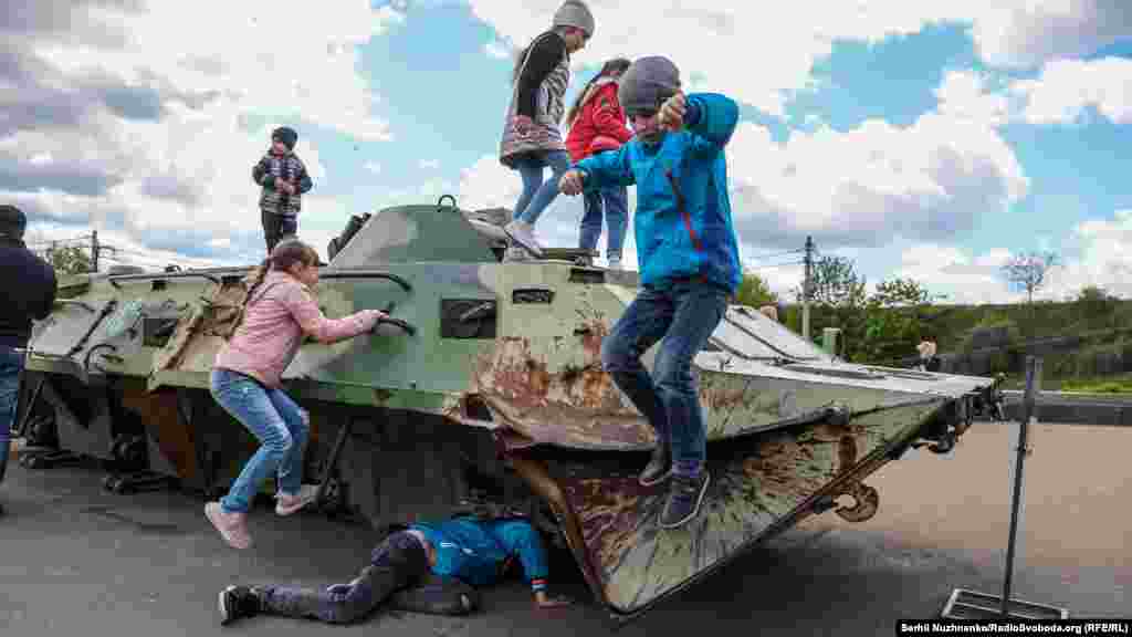 Діти граються на захопленій техніці проросійських гібридних сил в музеї Другої Світової Війни 