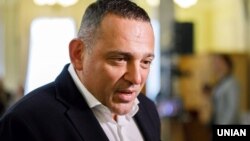 Законопроєкт Максима Бужанського (на фото), серед іншого, передбачає скасування частини закону про мови, яка вимагає перехід учнів 5-11 класів російськомовних шкіл на українську мову навчання з 1 вересня 2020 року