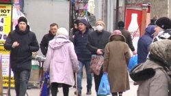 Місцеві жителі продовжують жити у звичному ритмі