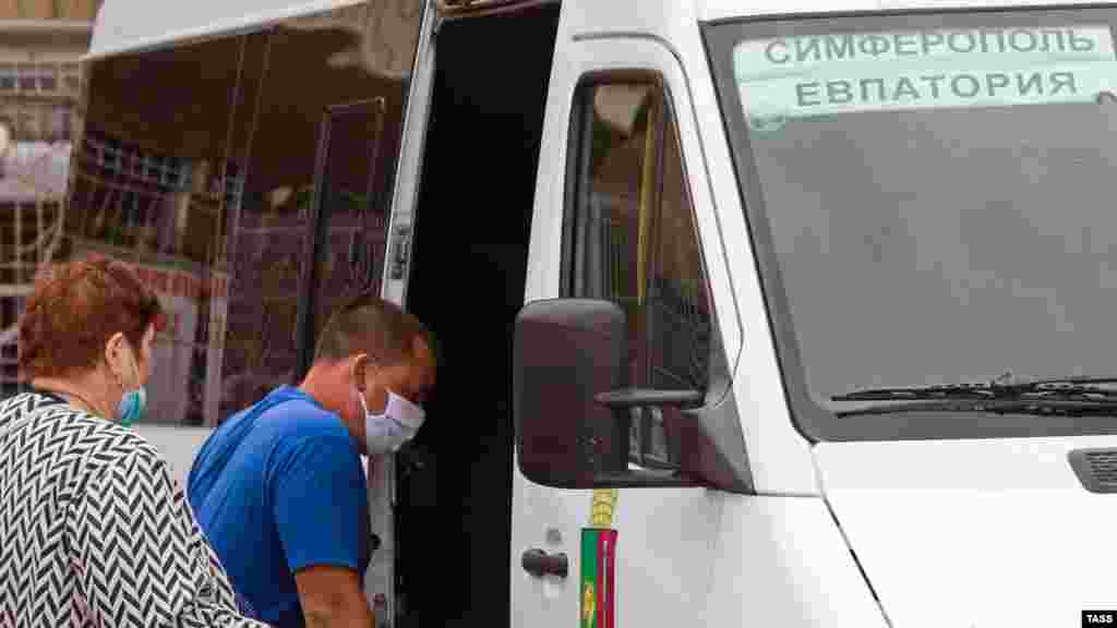 С автостанции «Курортная» в Симферополе отправляется маршрутный автобус в Евпаторию