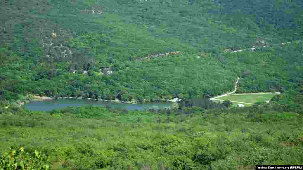 Вид на Торопово озеро. С этого ракурса его можно увидеть со склона горы Аю-Кая. Озеро искусственное, а местность вокруг в Севастополе называют Тороповой дачей – в честь первого владельца. Торопов Моисей Сергеевич – участник обороны Севастополя 1854-1855 годов. После Крымской войны получил чин генерал-майора и жил в Севастополе