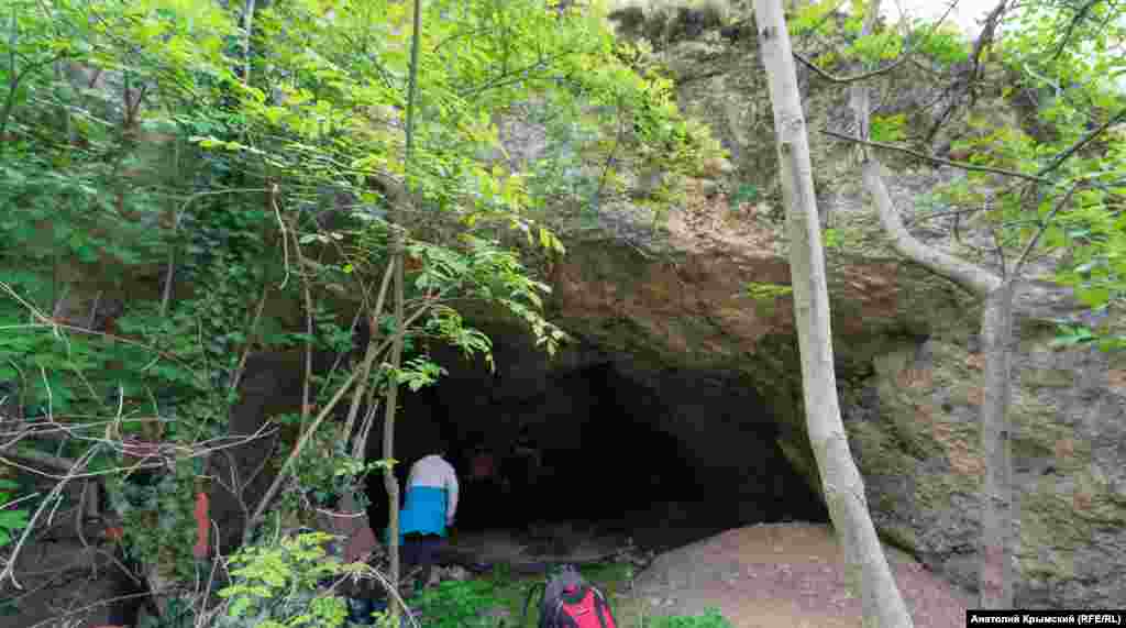 Грот у пещеры Ени-Сала 1. Она уступает своим «подземным сестрам» по красоте и уникальности