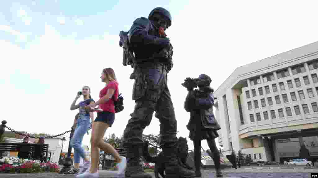 Памятник так называемым «вежливым людям» в Симферополе. 13 июля
