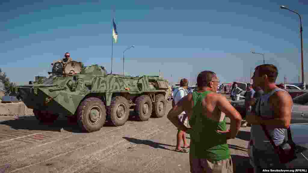 Крім туристів, на адмінкордоні стоїть і український БТР з військовими