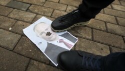 Портрет Путіна під ногами демонстрантів у Мінську