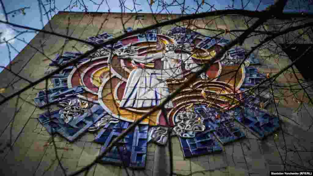 Стіни громадських будівель Прип’яті оформлювали відомі українські художники. Їхні роботи поступово руйнуються