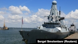 Британский эсминец "Дефендер" в порту Одессы, Украина, 18 июня 2021 года