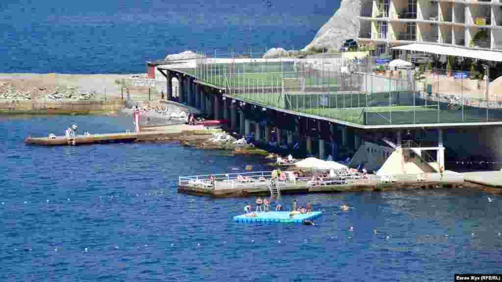 Отдыхающие – на пирсах и в море