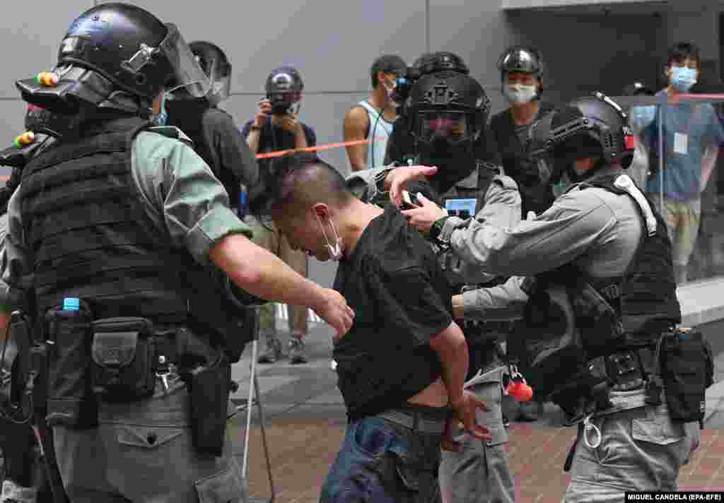 Поліція затримує протестувальника, проти якого перед цим використали перцевий балончик. 1 липня, у день 23-ї річниці створення спеціального адміністративного району Китаю Гонконг, у регіоні відбулися протести проти нового безпекового закону