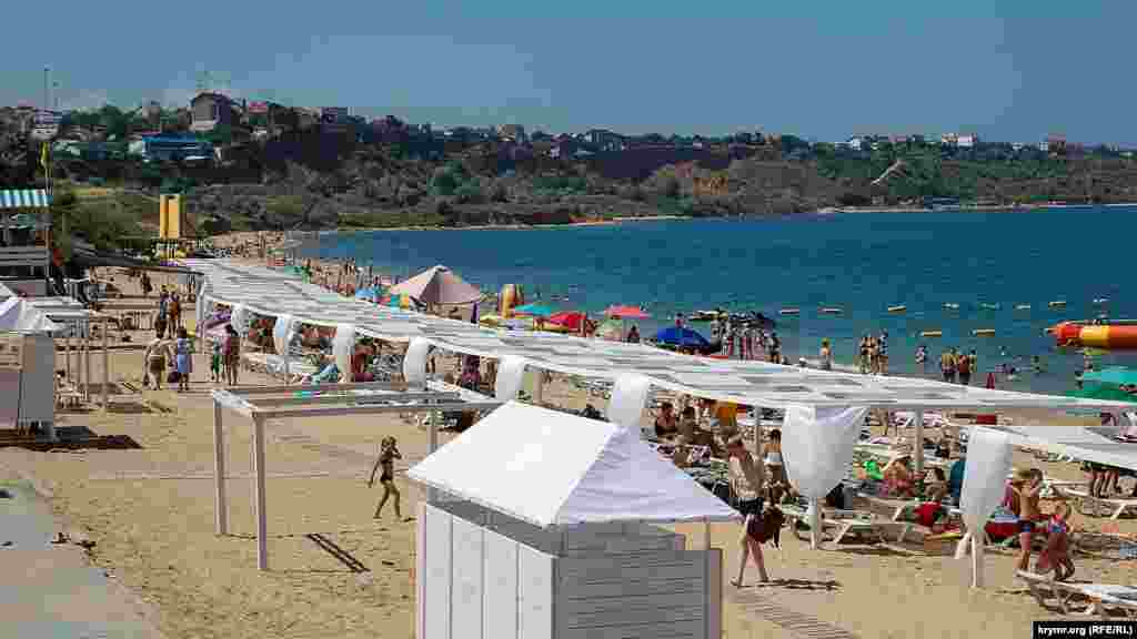 Южная часть пляжа «Учкуевка» постепенно переходит в дикий пляж, который тянется под крутыми и опасными обрывами, разрушаемыми оползнями