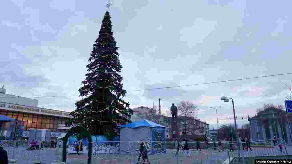 Главные торжества традиционно пройдут на городской площади, где установлен памятник Ленину. Главную елку Крыма там торжественно зажгли 19 декабря – когда часть христиан празднует День святого Николая