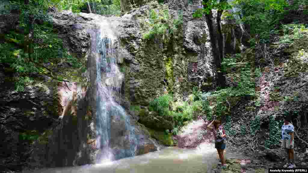 Самый большой водопад – у верховья Ускута. Над ним есть еще несколько, но поменьше. В засушливое лето все они почти полностью пересыхают
